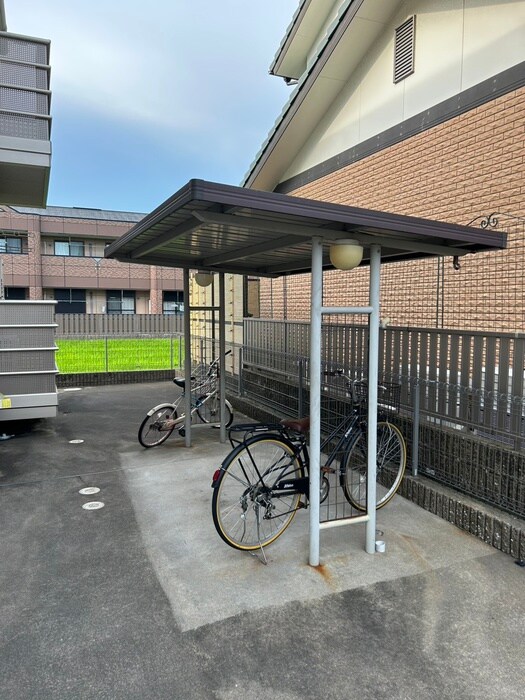 物件外観写真5　(駐輪場)