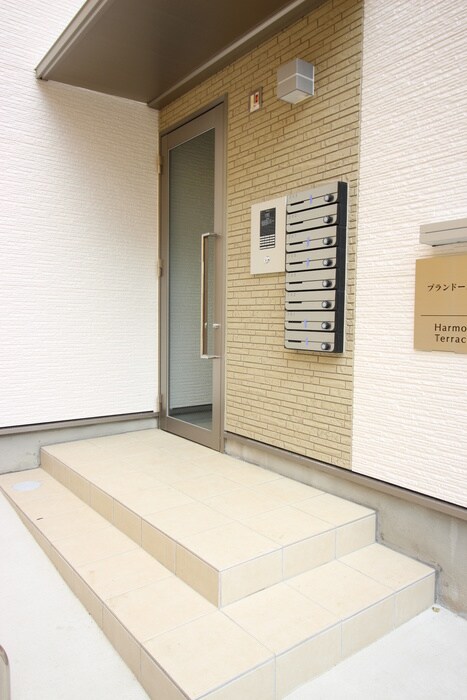 物件外観写真2　(エントランス部分)