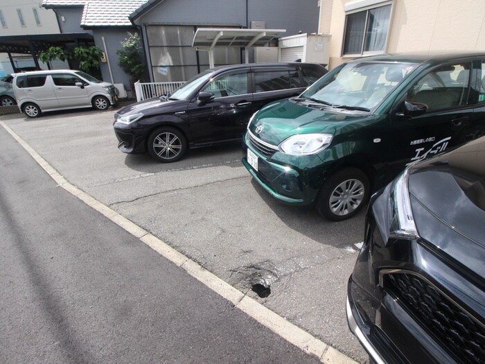物件外観写真4　(駐車場)