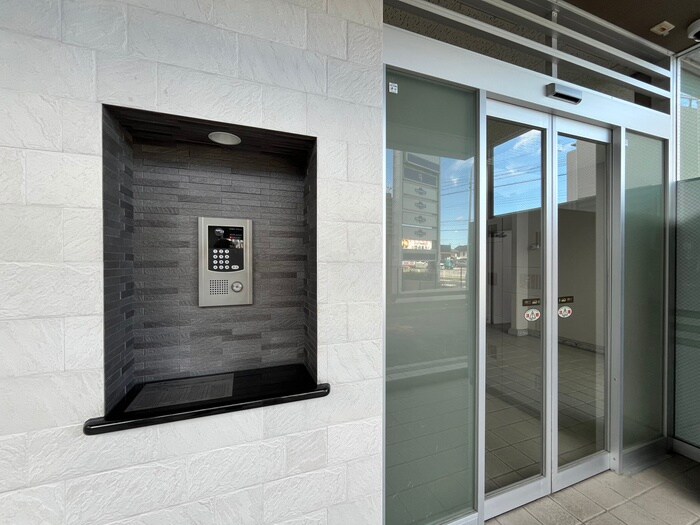 物件外観写真2　(エントランス部分)