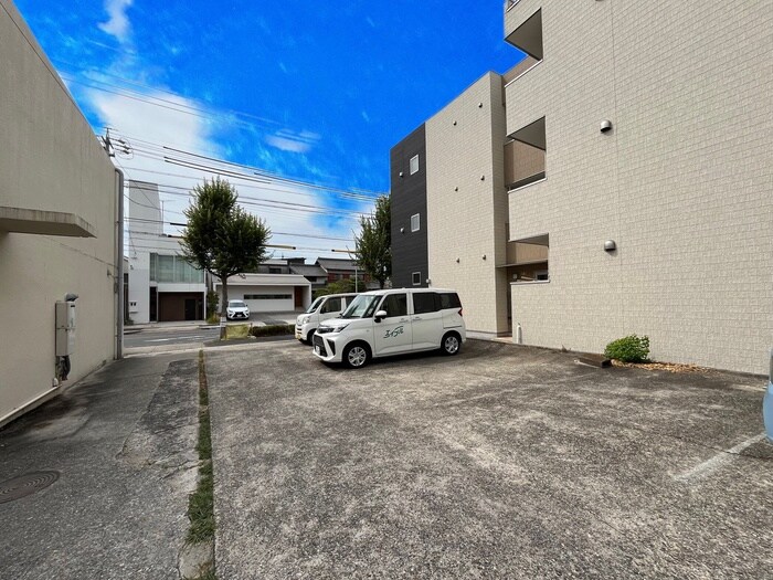 物件外観写真3　(駐車場)