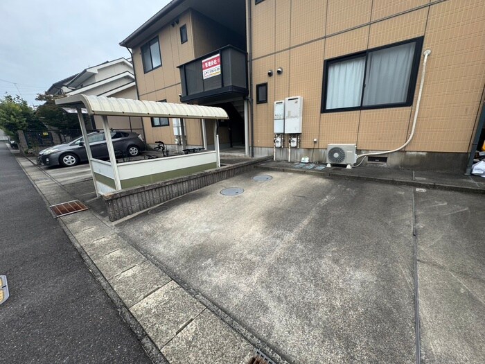 物件外観写真4　(駐車場)