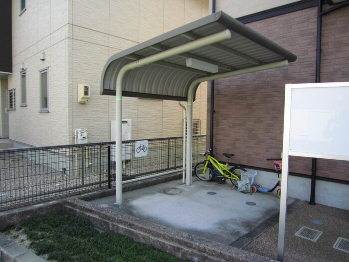 物件外観写真3　(駐輪場)