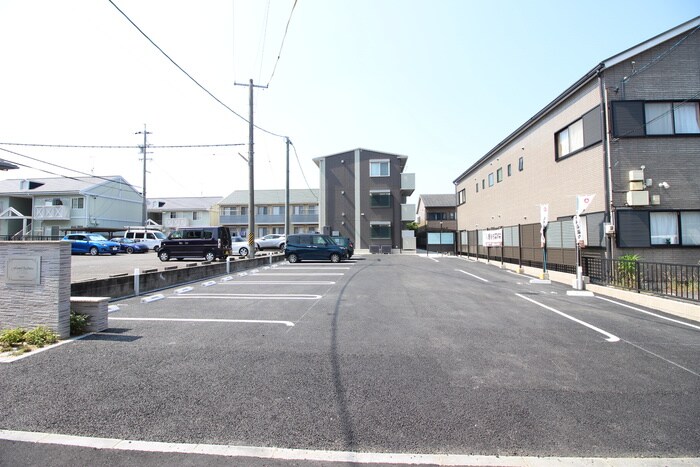 物件外観写真3　(駐車場)