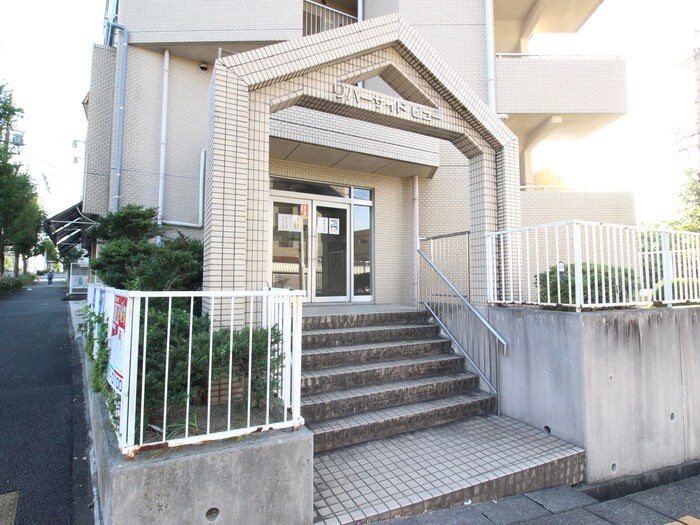 物件外観写真2　(エントランス部分)