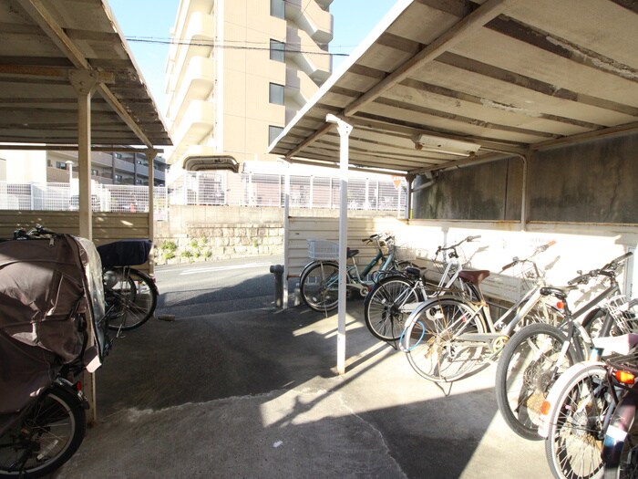 物件外観写真4　(駐輪場)