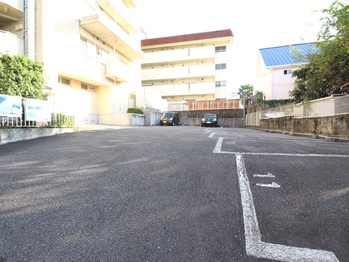物件外観写真6　(駐車場)