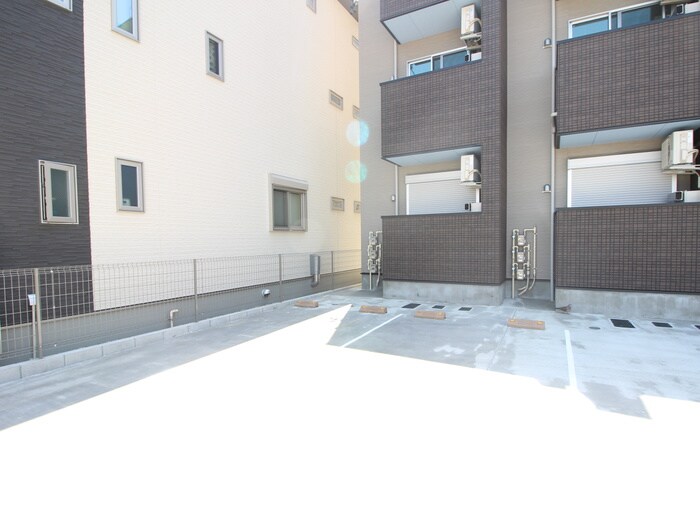 物件外観写真5　(駐車場)