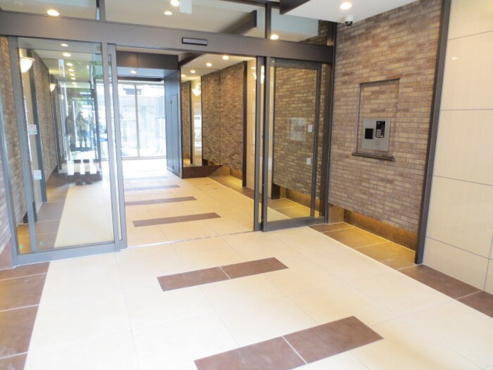 物件外観写真2　(エントランス部分)