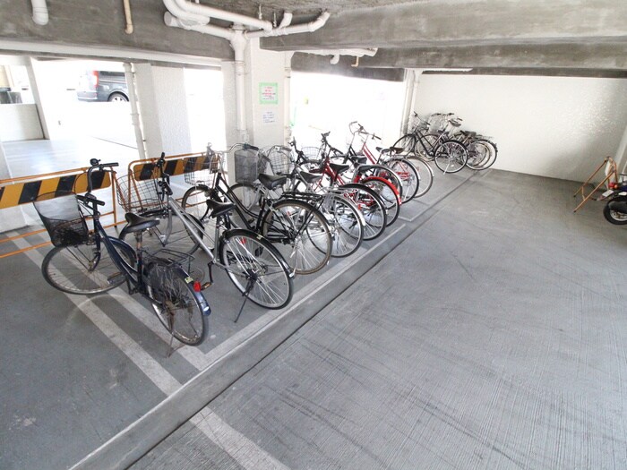 物件外観写真2　(駐輪場)