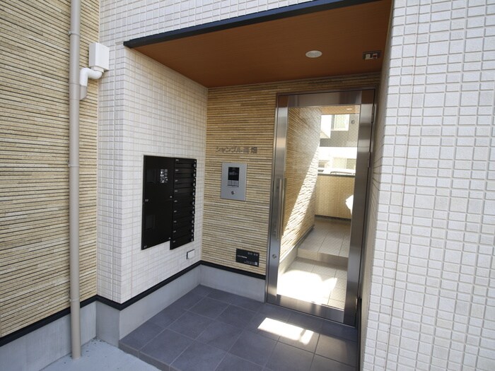 物件外観写真3　(エントランス部分)