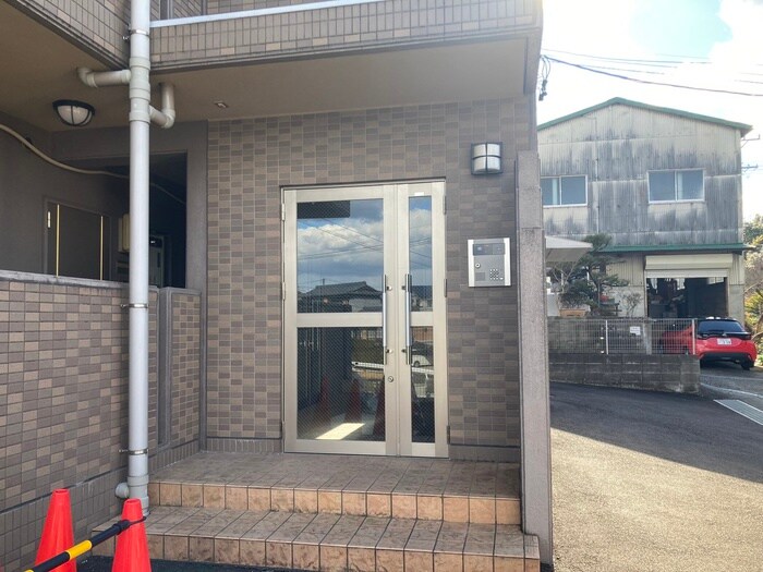 物件外観写真4　(エントランス部分)