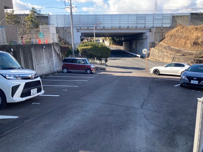 物件外観写真6　(駐車場)