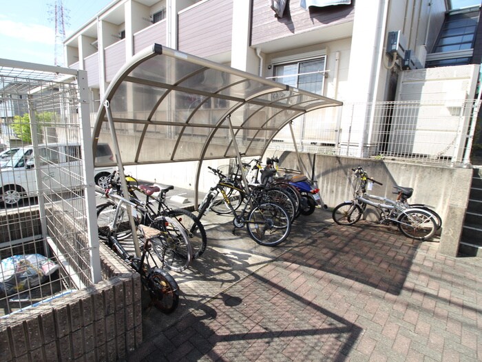 物件外観写真4　(駐輪場)