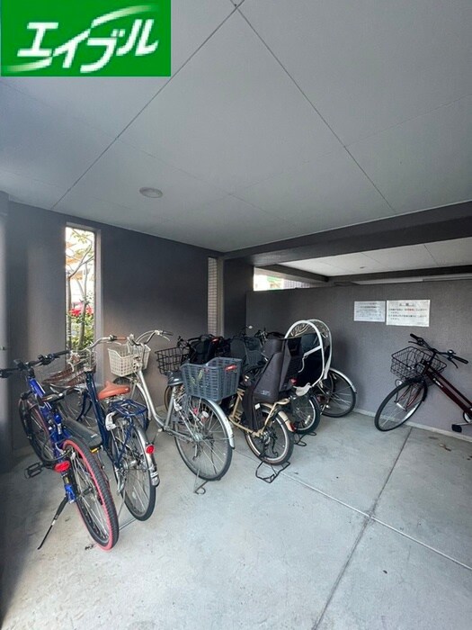 物件外観写真4　(駐輪場)