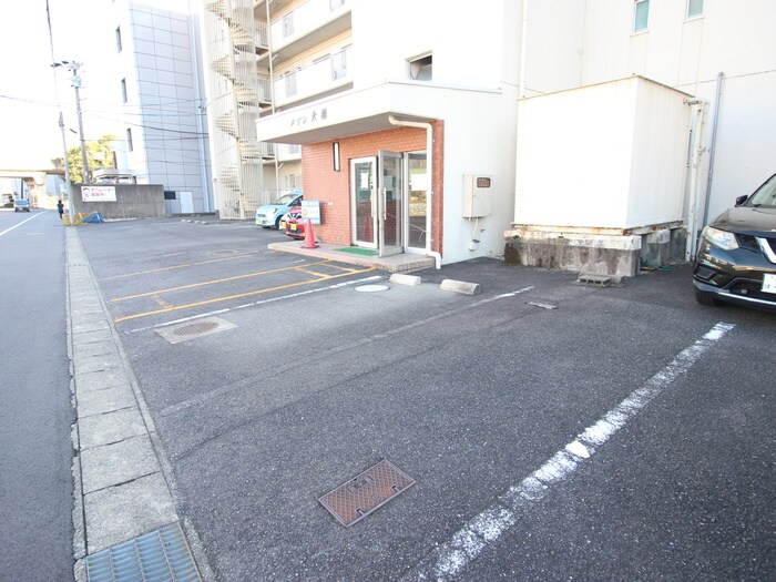 物件外観写真6　(駐車場)