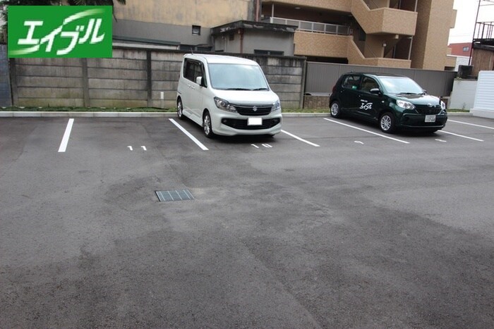 物件外観写真3　(駐車場)