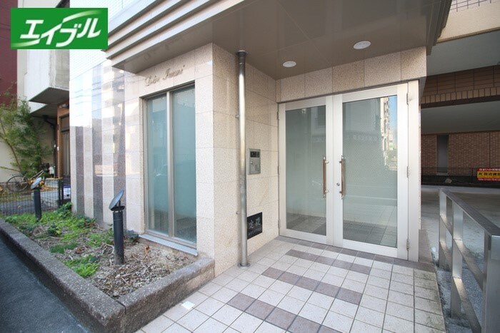 物件外観写真2　(エントランス部分)