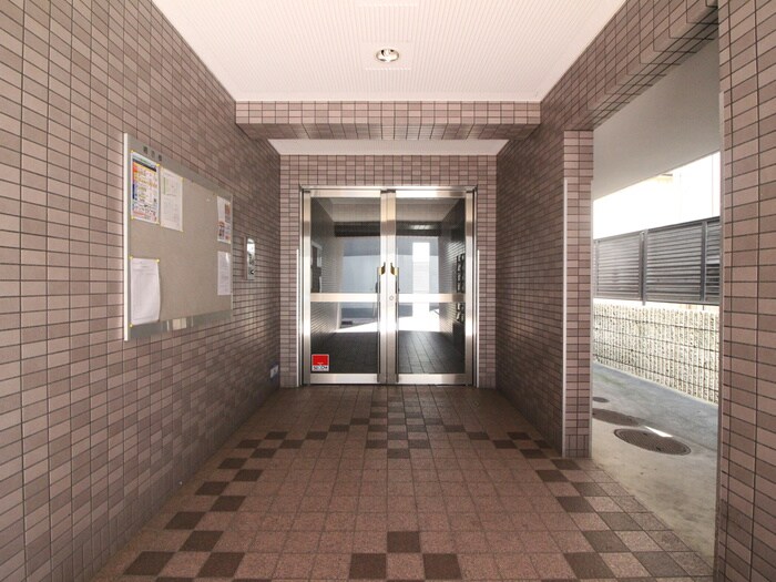 物件外観写真5　(エントランス部分)