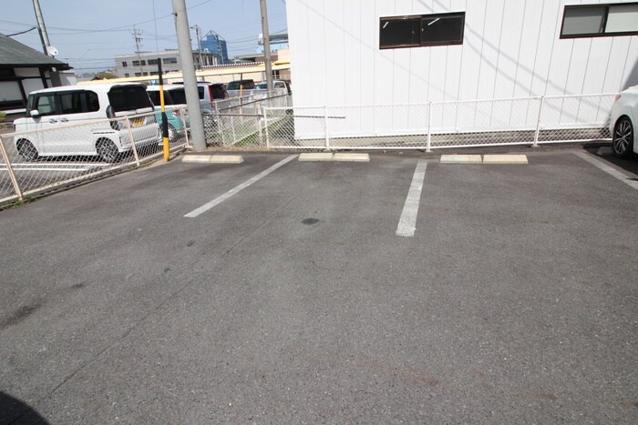物件外観写真2　(駐車場)