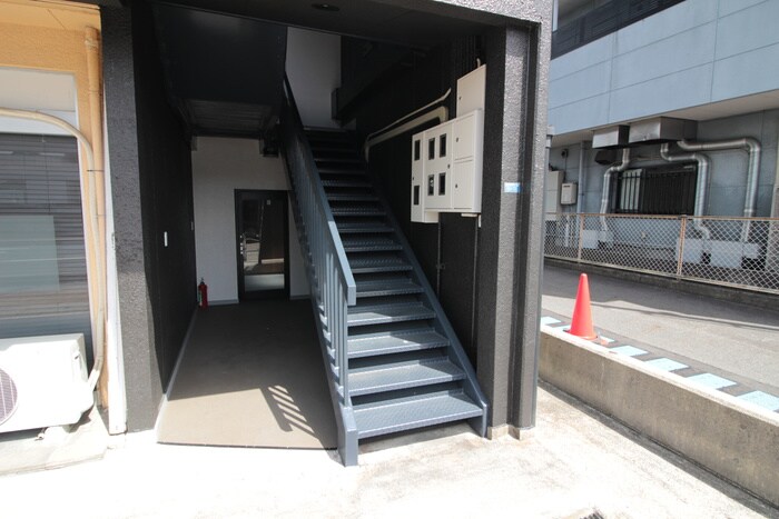 物件外観写真3　(エントランス部分)