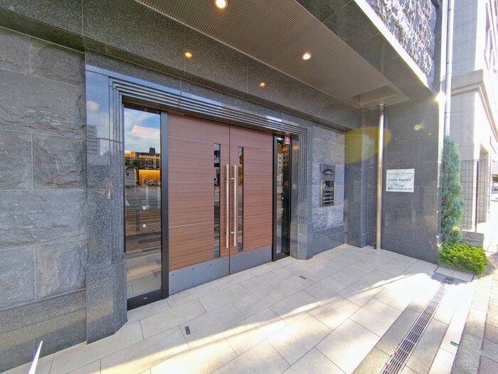 物件外観写真4　(エントランス部分)