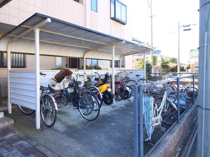物件外観写真4　(駐輪場)