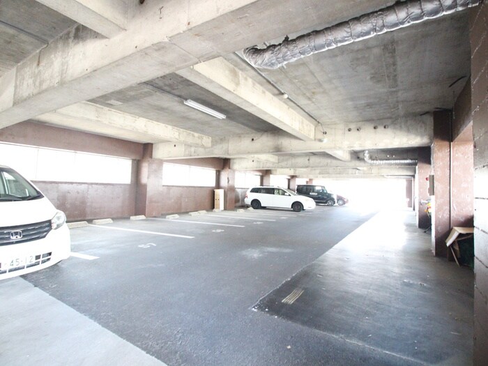 物件外観写真5　(駐車場)