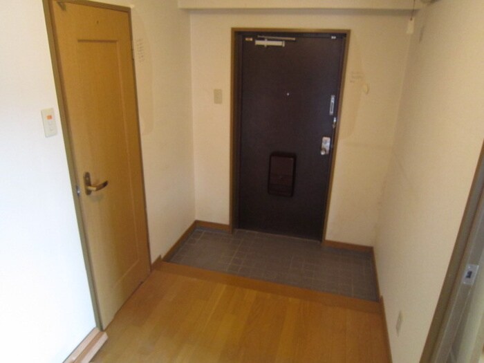 物件内観写真13　(玄関)