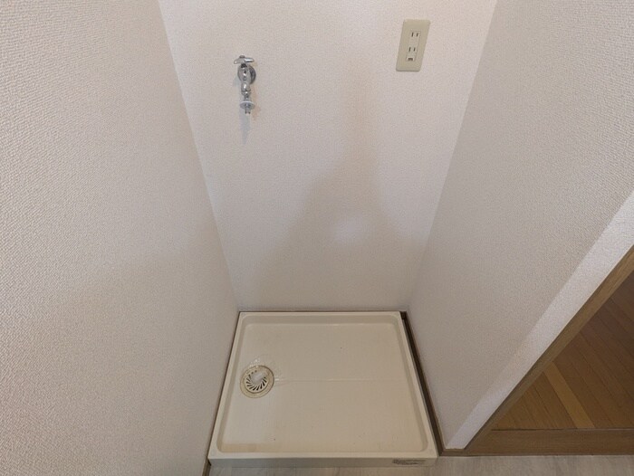 物件内観写真16　(洗濯機置場)