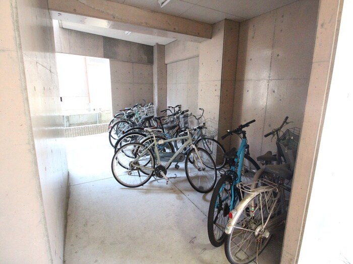 物件外観写真4　(駐輪場)