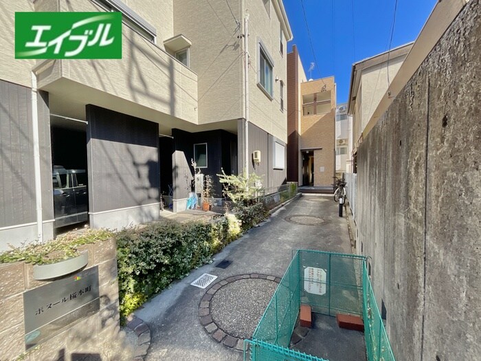 物件外観写真2　(エントランス部分)