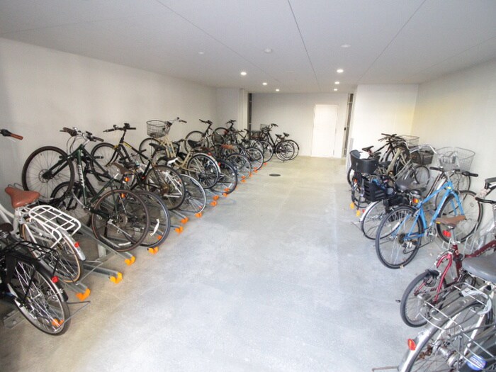 物件外観写真4　(駐輪場)