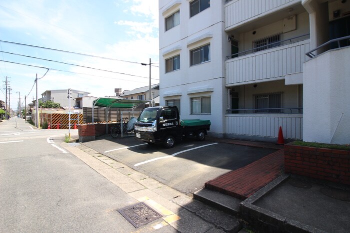 物件外観写真4　(駐車場)