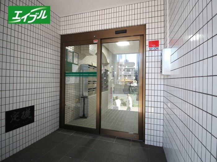 物件外観写真2　(エントランス部分)