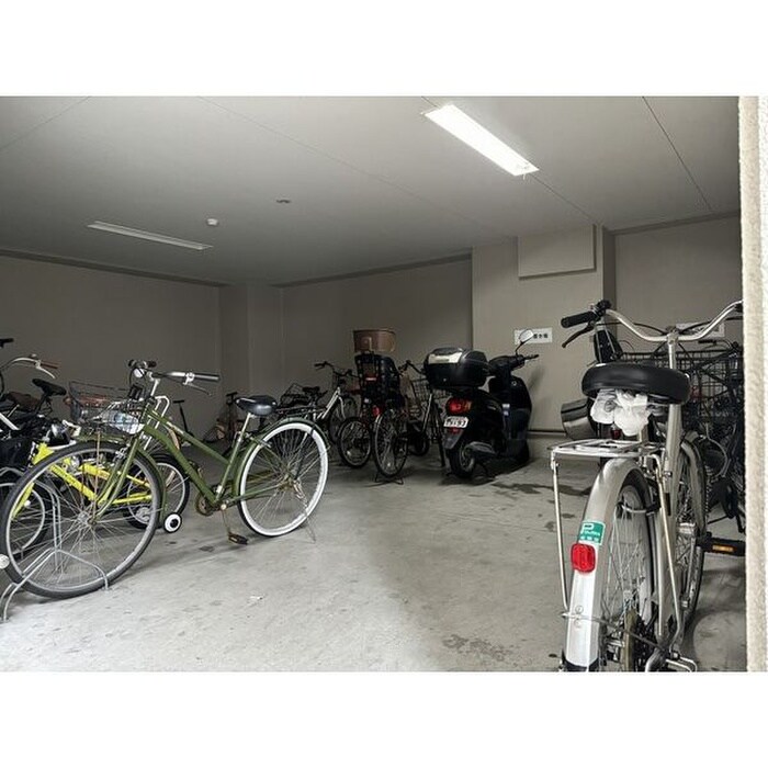 物件外観写真4　(駐輪場)