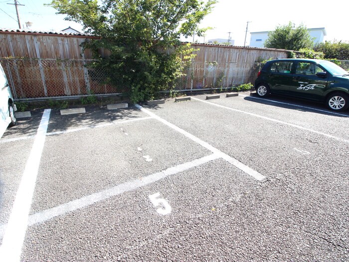 物件外観写真2　(駐車場)
