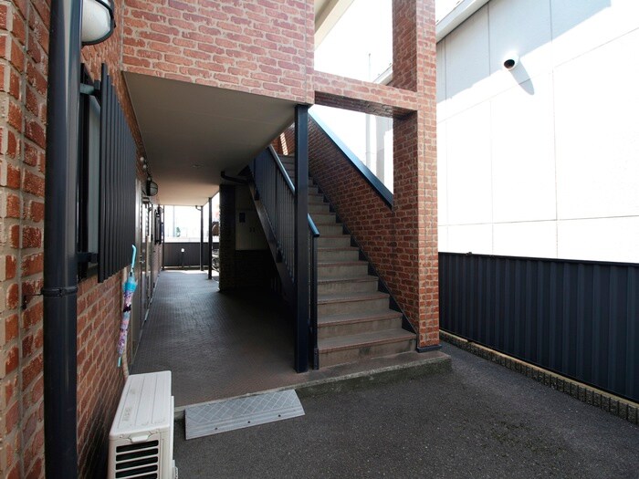 物件外観写真4　(エントランス部分)