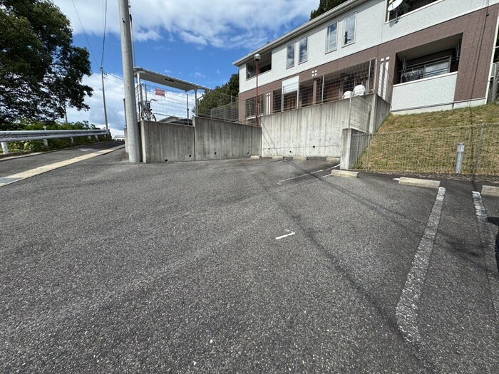 物件外観写真2　(駐車場)