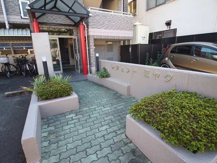 物件外観写真2　(エントランス部分)