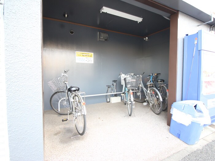 物件外観写真4　(駐輪場)