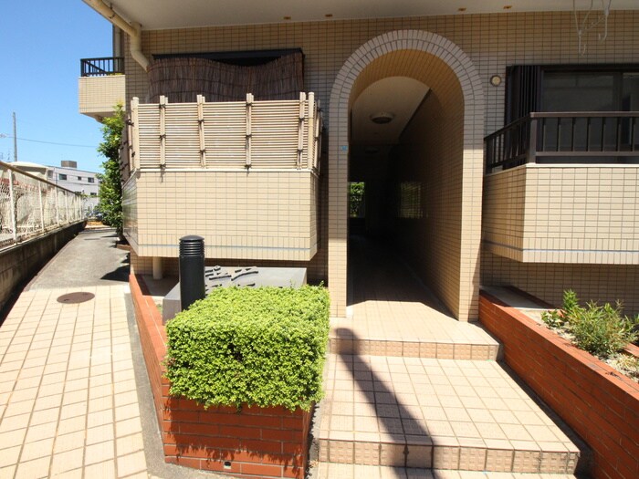 物件外観写真3　(エントランス部分)