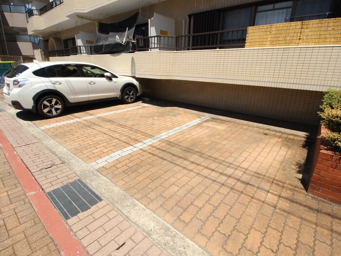 物件外観写真6　(駐車場)