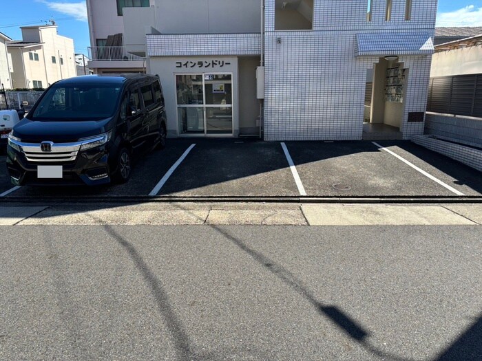物件外観写真2　(駐車場)