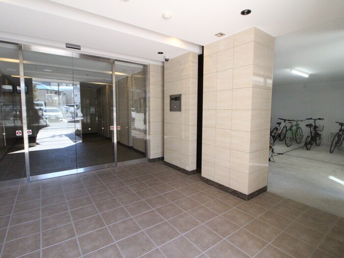 物件外観写真2　(エントランス部分)