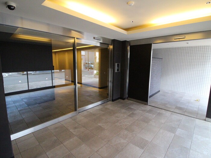 物件外観写真2　(エントランス部分)