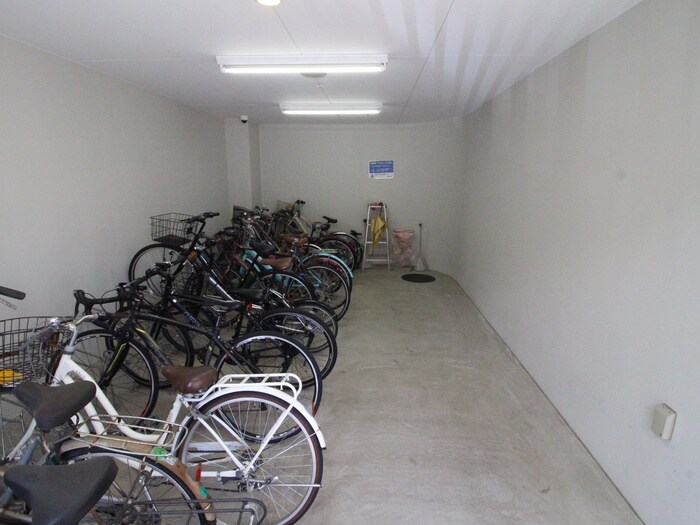 物件外観写真4　(駐輪場)