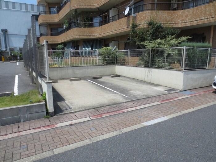 物件外観写真3　(駐車場)