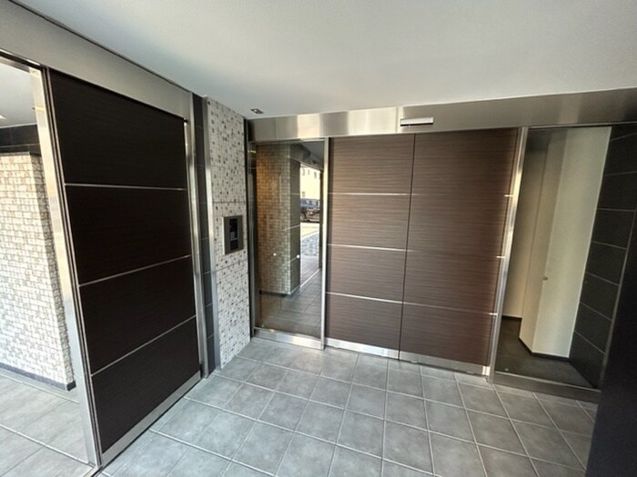 物件外観写真2　(エントランス部分)