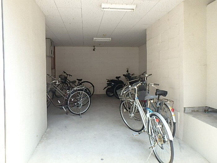 物件外観写真4　(駐輪場)